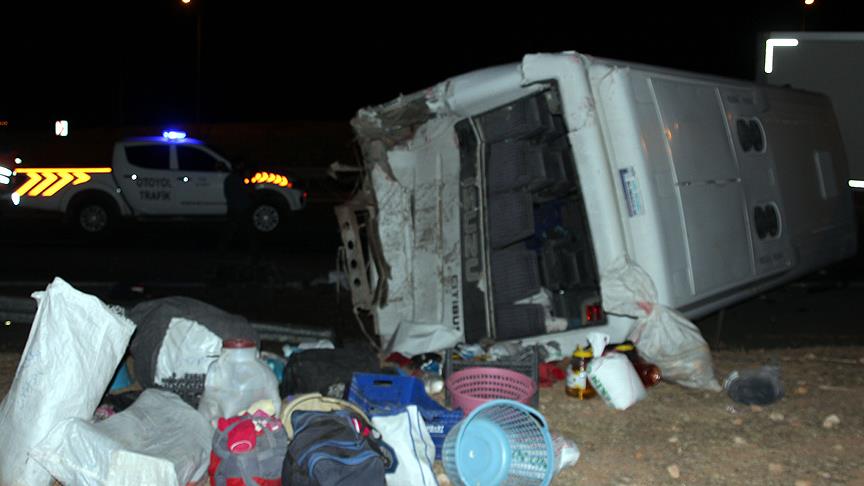 Şanlıurfa da midibüs, tırla çarpıştı!